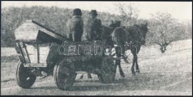 cca 1965 Gyászmenet Kalotaszegen, pecséttel jelzett vintage fotóművészeti alkotás, 12x23,5 cm