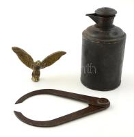 Kis bolha tétel: Fém mérő eszköz, fém turul szobrocska, pléh olajos kanna kis lyukkal.