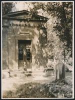 cca 1930 Budapest, a régi tabáni temető kis kápolnája, Reich Péter Cornél feliratozott vintage fotója, szerzői jelzés nélkül, de a szerző hagyatékából, 23,5x17,5 cm