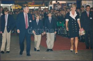 1996 Diana hercegnő és gyermekei teniszversenyre érkeznek, sajtófotó, hátoldalán feliratozva, 25x16,5 cm / Royal Tournament at Earl's Court, Diana arriving with William, Harry and their friend. pressphoto, 25x16,5 cm