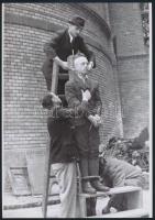 1945 Háborús bűnös nyilvános kivégzése, 3 db korabeli vintage negatívról készült mai nagyítás, 25x18 cm