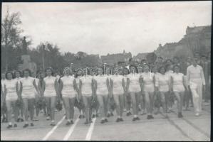 1954 Budapest, fiatalok felvonulása, háttérben a Sztálin szobor, 8,5x12,5 cm