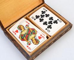 Faragott fa kártyatartó két pakli kártyával