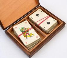 Faragott fa kártyatartó két pakli Utasellátó feliratú kártyával