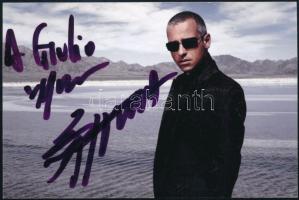 Eros Ramazotti (1963-) olasz énekes aláírása az őt ábrázoló fotólapon, 10x15 cm / autograph signature