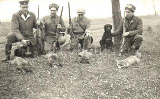 Rókavadászok csoportképe az elejtett zsákmánnyal, kutya / Fox hunters posing with their prey, dog, photo (non PC) (EK)