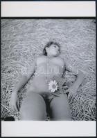 cca 1975 Erdők, mezők virágszála, 2 db szolidan erotikus fénykép, vintage negatívról készült mai nagyítások, 25x18 cm / 2 erotic photos, 25x18 cm