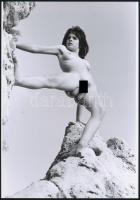 cca 1975 Pucér hegymászó, 2 db szolidan erotikus fénykép, vintage negatívról készült mai nagyítások,...