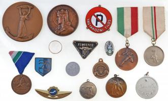 21db-os vegyes emlékérem, díjérem, jelvény és egyéb tétel bőr borítású kis dobozban, közte 1980. "Fejér megye 79/80" Br díjérem nemzetiszín szalagon, DN "Árvíz védelemért" Br kitüntetés szalagon T:2,2-