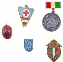 21db-os vegyes emlékérem, díjérem, jelvény és egyéb tétel bőr borítású kis dobozban, közte 1980. &qu...