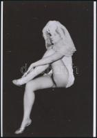 cca 1972 Fejfedők, 3 db szolidan erotikus, vintage negatívról készült mai nagyítások, 25x18 cm / 3 e...