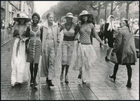 cca 1975 London, Párizs, Budapest - 3 db feliratozott vintage divatfotó, 22x15 cm és 22x17,5 cm közö...