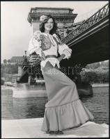 cca 1975 London, Párizs, Budapest - 3 db feliratozott vintage divatfotó, 22x15 cm és 22x17,5 cm közö...