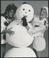 cca 1985 Lányok esete a hóember répájával, vintage fotó, 22x18,5 cm