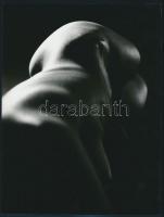 cca 1978 Műtermi aktfotók, 2 db vintage fotóművészeti alkotás, az egyik feliratozott, 24x18 cm