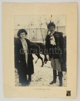 cca 1920-1930 Főúri házaspár, Foto Várkonyi Stúdió, aláírva, matricával jelzett kartonra kasírozott vintage fotó, 23x17 cm karton: 31x24,5 cm