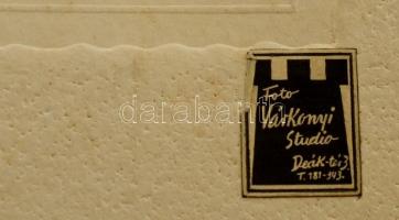 cca 1920-1930 Főúri házaspár,  Foto Várkonyi Stúdió, aláírva, matricával jelzett kartonra kasírozott...