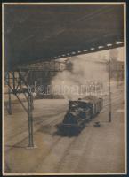 cca 1920 Régi gőzmozdony a vasútállomáson, jelzés nélküli vintage fotó, 17x12,5 cm