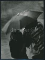 cca 1976 Vincze János (1922-1998): Záporban, feliratozott vintage fotóművészeti alkotás, 23x17 cm