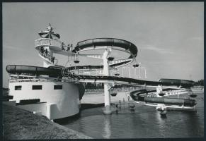 cca 1978 Vincze János (1922-1998): Csúszda I-II., 2 db feliratozott vintage fotóművészeti alkotás, 15,5x23 cm és 22,5x18 cm