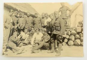 cca 1914-1918 I. világháborús osztrák-magyar kártyázó katonák, sérült fotó, 15,5x23 cm /  WWI Hungarian soldiers playing card game, damaged photo, 15,5x23 cm