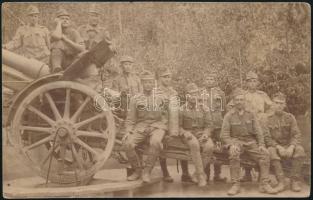 cca 1914-1918 I. világháborús osztrák-magyar katonák csoportképe ágyún, 8,5x13,5 cm