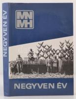 Negyven év. A Magyar Néphadsereg Művelődési Házának története szavakban-képekben. Bp., 1988, Magyar Néphadsereg Művelődési Háza. Kiadói egészvászon-kötés, kiadói papírborítóban. Jó állapotban.