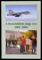 A honvédelem négy éve 2002-2006. Szerk.: Dr. Fapál László. Bp., 2006, Honvédelmi Minisztérium, Hm Zrinyi Kht. Kiadói kartonált papírkötés. Jó állapotban.