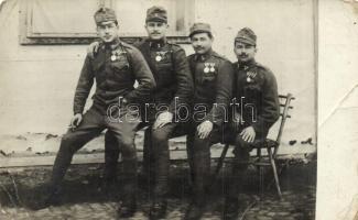 Első világháborús osztrák-magyar katonák csoportképe valószínű vitézségi érmekkel / WWI K.u.K. military, soldiers with probably Medals of Bravery, group photo(EB)