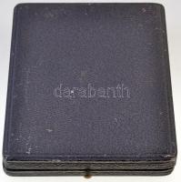 1942. "Zsasskovszky József tanár úrnak szeretettel ajánlják fel a Standard Dalosok" gravír...