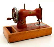 Kisméretű fém szovjet varrógép, működik,  25×11 cm