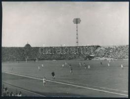 1956 Belgrád, A Pertizán-Budapest Vasas 1:0-ás mérkőzésének pillanatképe, hátoldalon feliratozva, 9x12 cm