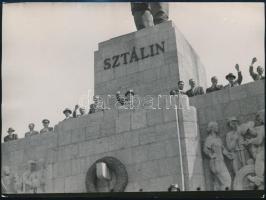 1955 Május elsejei felvonulás: Rákosi, Gerő, Dobi és Hegedűs a Sztálin-szobor előtt, fotó, hátulján feliratozva, 13,5×18 cm