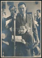 cca 1930-1940 Kislány mikrofon előtt, jelzetlen fotó, 17x12 cm