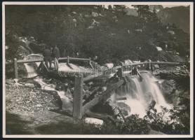 cca 1910-1915 Magas-Tátra, elárasztott híd a turista úton, Erdélyi Mór felvétele, hátoldalon feliratozva, 11x16 cm / High Tatras, vintage photo, with description on the verso, 11x16 cm