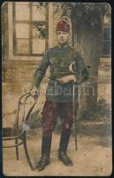 cca 1900 Huszár egészalakos portréja, utólag színezett fotó, hátulján feliratozva, 13m5×9 cm