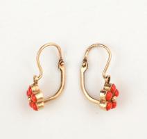 Arany(Au) 14 K virágos fülbevalópár korall díszítéssel, jelzett, 1,2x1,8 cm, bruttó: 1,2 g