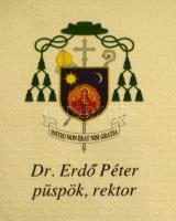 Erdő Péter esztergomi érsek üdvözlő sorai és aláírása fejléces papíron, fa keretben