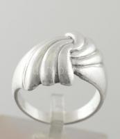 Ezüst(Ag) szalagos gyűrű, jelzett, méret: 57, nettó: 7,2 g
