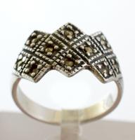 Ezüst(Ag) markazittal kirakott gyűrű, jelzett, méret: 52, bruttó: 3,2 g