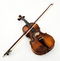 cca 1960 Magyar hegedű vonóval, tokkal, jó állapotban