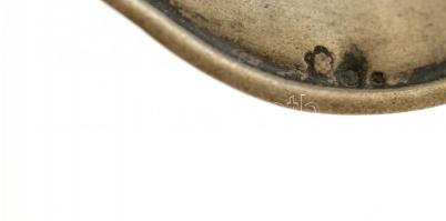 Ezüst tálka lábakkal, jelzett, m:8 cm, 14×11, ferdén áll, nettó:98 g