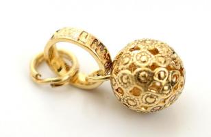 Aranyozott ezüst(Ag) áttört gömb függő, jelzett, 2,2x1 cm, nettó: 1,7 g