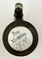 1878 német söröskorsó, ón és festett porcelán tetővel "Dein Wohlsein", jelzett, repedt üve...
