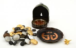 Kis bolha tétel: Mig-29 repülőgép kitűző, tájoló, hamutál, 45 db katonai gomb.