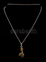 Ezüst(Ag) borostyán függő, ezüst(Ag) láncon, jelzett, h: 40 cm, bruttó: 3,3 g