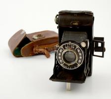 cca 1930 Balda Juwella harmonikás fényképezőgép, Anastigmat 1:4,5 F= 10,5 cm objektívvel, viseltes bőr tokban.
