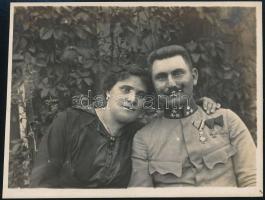 cca 1914-1918 Katona kitüntetésekkel felesége társaságában, 9x11,5 cm
