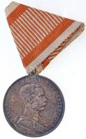 1914. I. osztályú Ezüst Vitézségi Érem Ag kitüntetés, A fémjellel a peremen, eredeti mellszalaggal. Szign.: Leisek + II. osztályú Ezüst Vitézségi Érem pótfém kitüntetés mellszalagon T:1-,2 patina Hungary 1914. Silver Gallantry Medal, 1st Class Ag decoration, A hallmark on the edge, with original ribbon. Sign.: Leisek + Silver Gallantry Medal, 2nd Class metal decoration with ribbon C:AU,XF patina NMK 129.