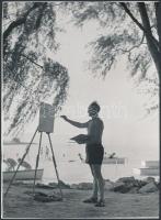 cca 1960-1970 Jelzés nélkül: Alkotás közben a Balaton-parton, hátoldalon feliratozva, 23x17 cm